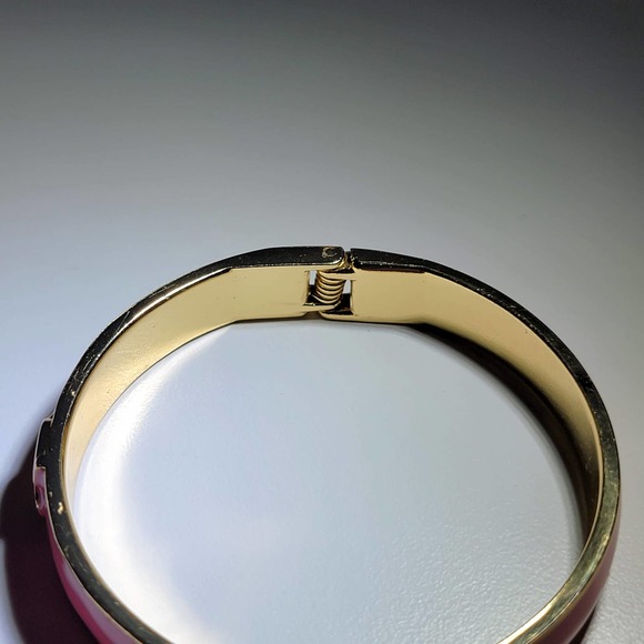 Gold tone and pink clasp bracelet with the initial "S" - Picture 6 of 14